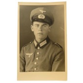 Signaleur ou panzergrenadier de la Wehrmacht en uniforme et casquette à visière
